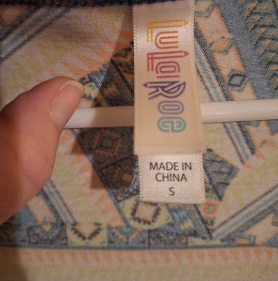 LuLaRoe Tunic EUC Size S Green Yellow Geometric Flowy Pattern - Picture 4 of 8